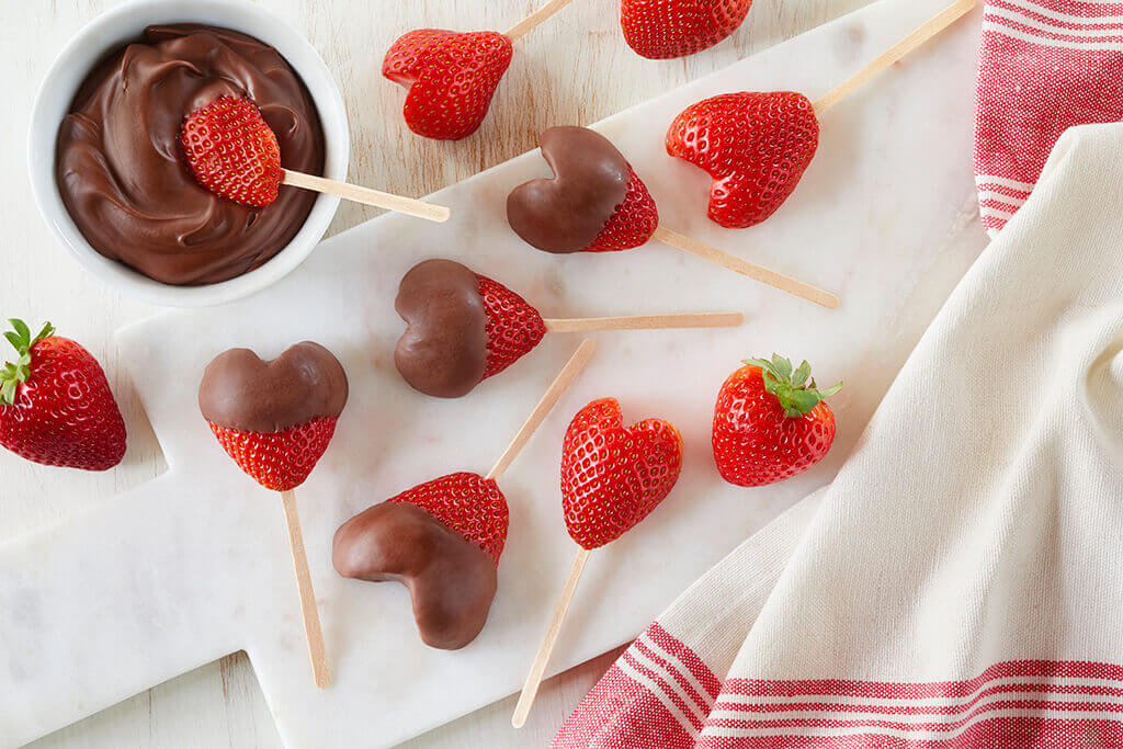 How-to-Make-Chocolate-Dipped-Strawberry-Hearts-2-1024-Horizontal